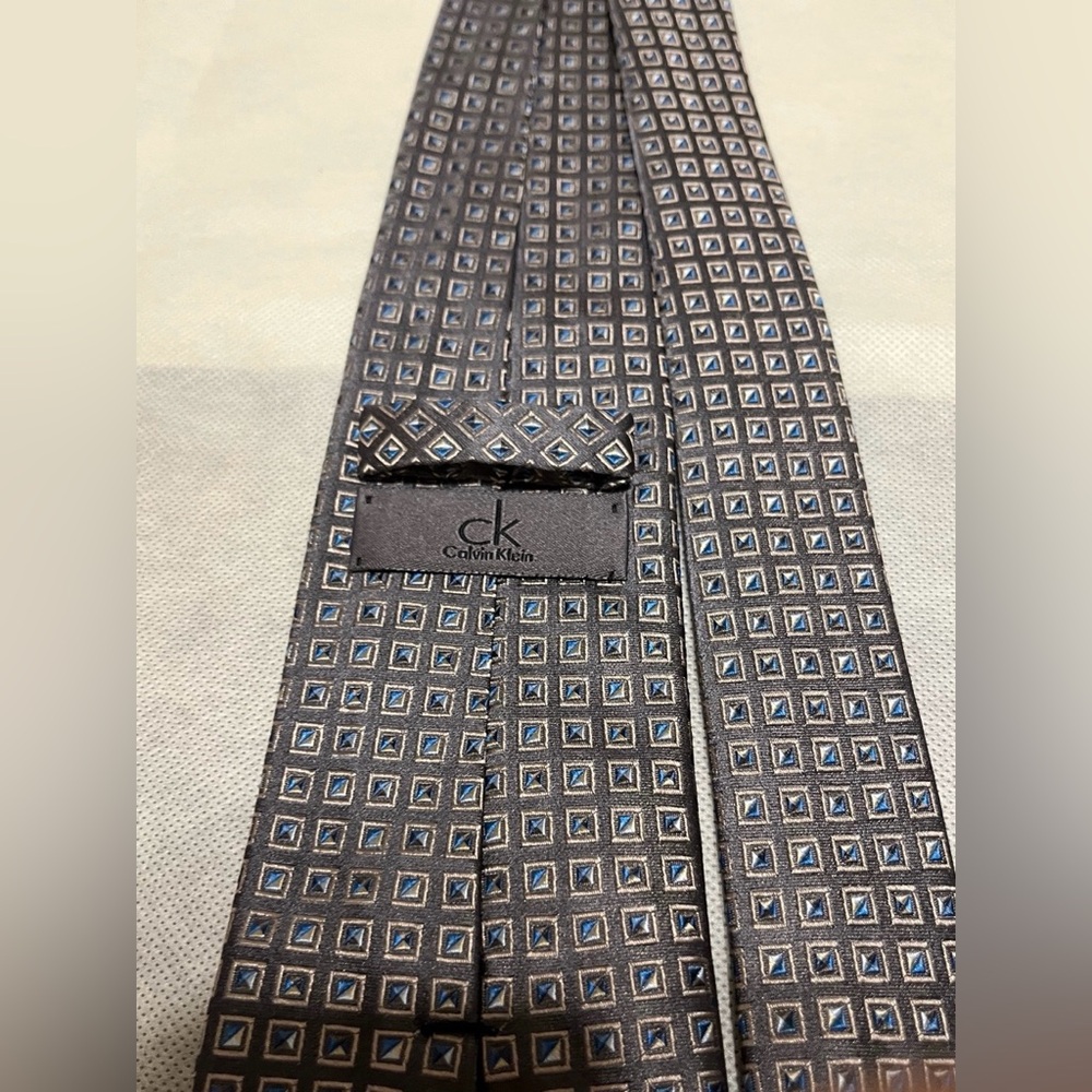 Calvin Klein 100% Silk Gray/Blue Geometric Necktie